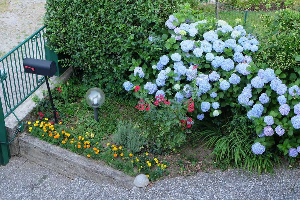 Aria Di Casa B&B Cantù Exteriör bild